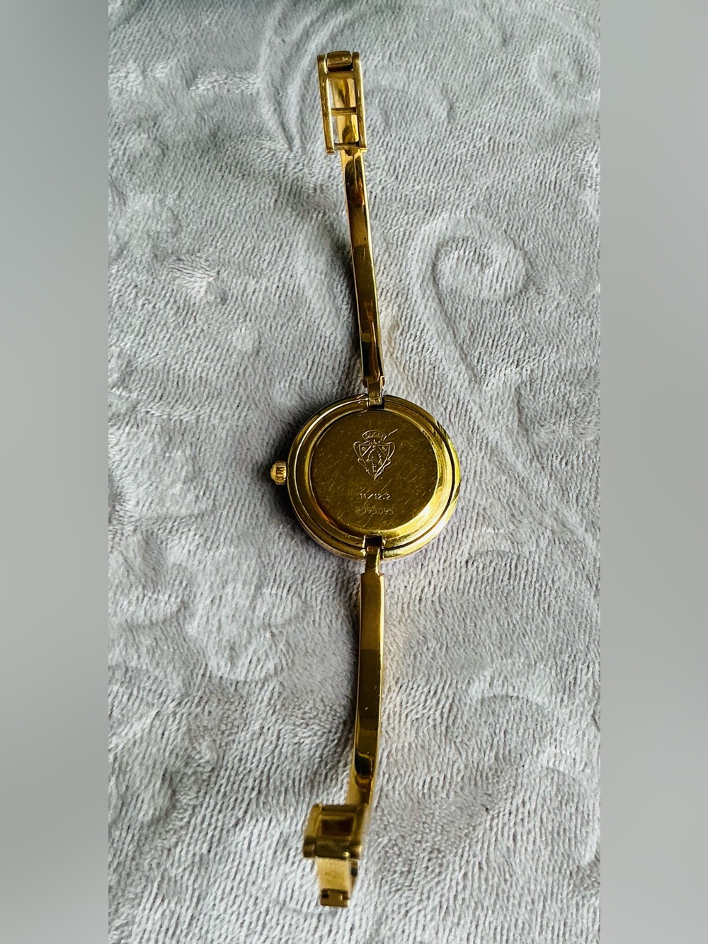 DRESSY MODERN GUCCI bangle watch with set of interchangeable bezels β€οΈππππ€ - Picture 9 of 16